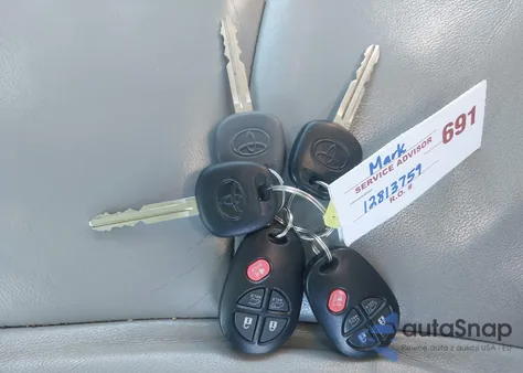 2012 Toyota Highlander Se V6 z USA, uszkodzony, nr VIN 5TDBK3EH3CS103174